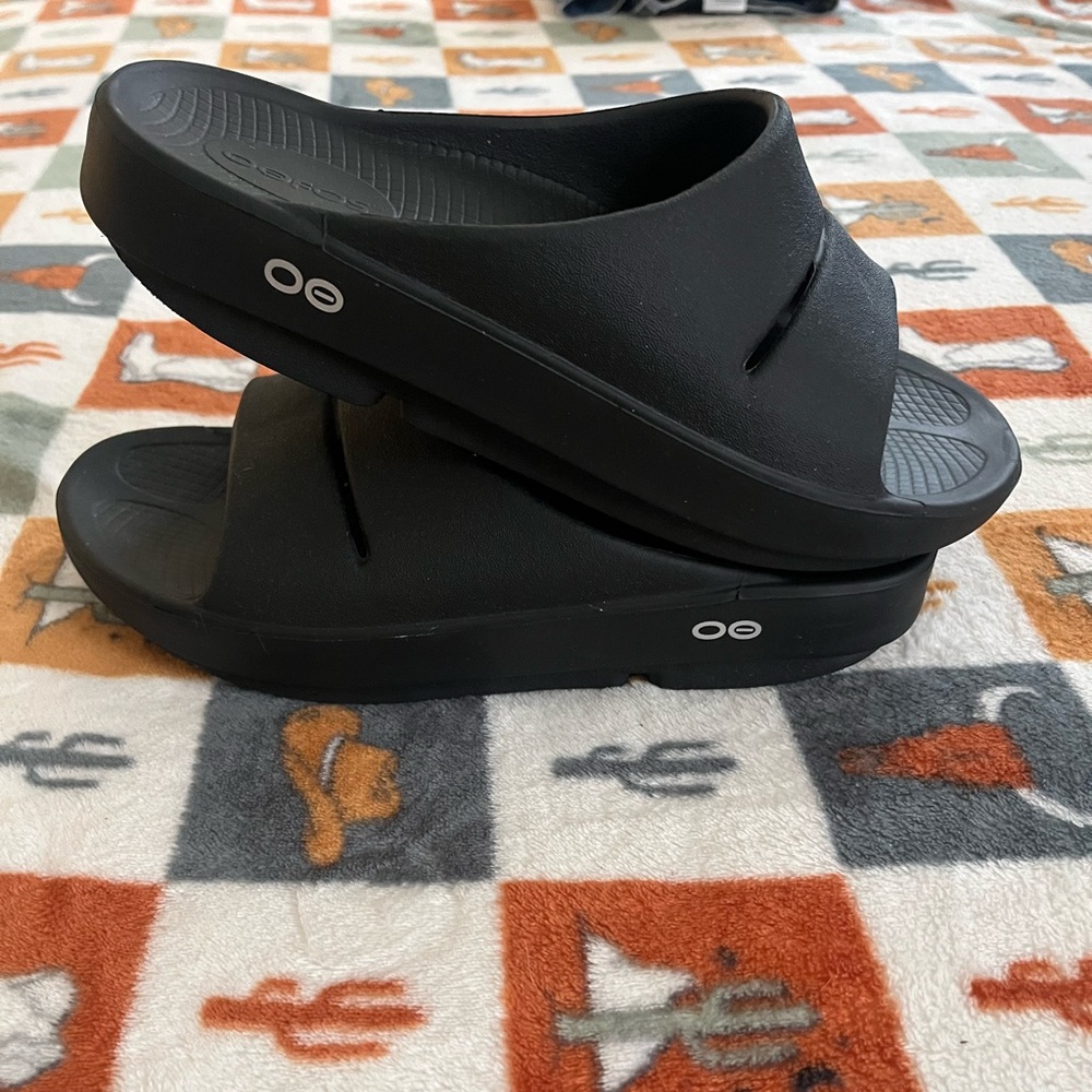 OOFOS black slides size W8 M6 - Picture 3 of 4